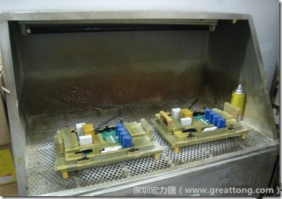 使用噴涂(Spraying)方式作業(yè)conformal coating時，需設(shè)備抽真空的設(shè)備，否則噴涂的物質(zhì)會飄散到空氣當(dāng)中，影響人體的健康。