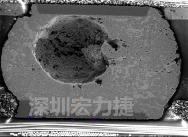 錫球氣泡大到足以影響到焊接的品質，下圖是錫球切片后的剖面，可以很明顯看到氣泡已經有錫球的 1/3 大了