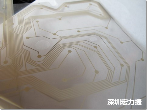 下面第二個圖則是另一片也有著按鍵線路的PTF，當上、下兩面PTF的按鍵結點互相接觸后就可以計算出是哪個按鍵被按下了。可是當按鍵沒有按下時，上下兩片PTF的線路則是分開的，所以上圖那片PTF的線路上面其實還另外覆蓋了另一層透明的PET作為絕緣層，只露出了需要在鍵盤按下時才會碰觸的接觸點，因為這些材質使用的都是Polymer，所以才撐這樣的技術為Polydome(聚合簧片)。