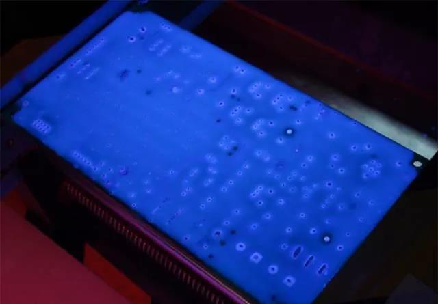 經過涂覆工藝后的PCB，在紫光燈下的拍攝效果，原來coating也可以這么美！