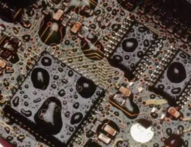 經過涂覆工藝后的PCB，在表面形成透明的保護膜，能有效防止水珠和潮氣侵入，避免漏電和短路。