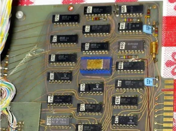 1972年開(kāi)發(fā)的一塊基于Intel 8008的計(jì)算機(jī)中的印刷電路板。(資源來(lái)源：DigiBarn計(jì)算機(jī)博物館)