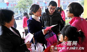 縣實驗幼兒園開展“為您服務從我做起”家庭教育現場咨詢活動