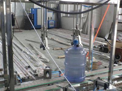 提桶套袋機(jī) 高效、便捷的包裝輔助設(shè)備